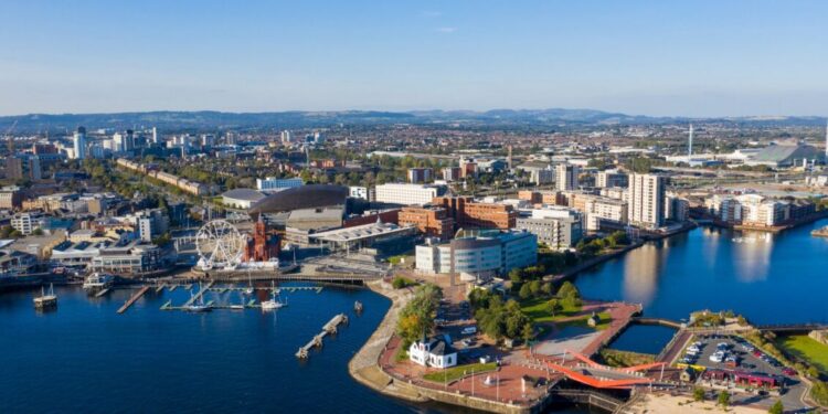 Welsh businesses report further output growth but job losses accelerate